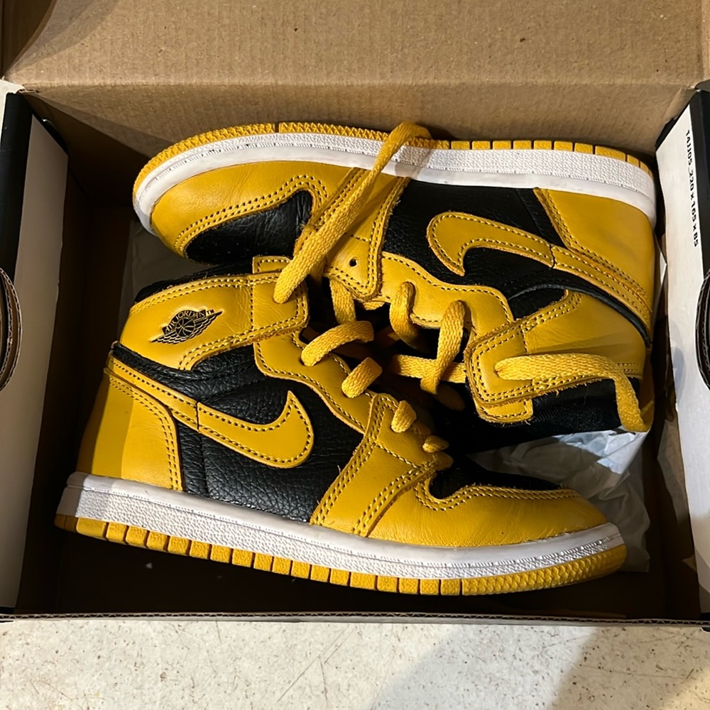Nikes kids Jordan 1 mid Great condition
